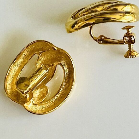 Vintage JS Signed Shiny Screw Back Earrings Gold Tone Twisted Knot Abstract 4042 - Picture 7 of 11